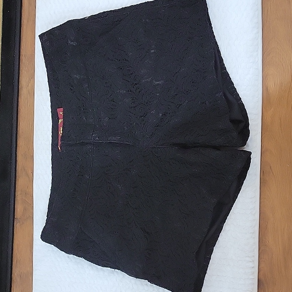 One Zone black lace 5" inseam shorts Fully lined 2 pockets zip closure sz 8 …EUC